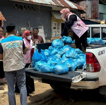 Tanggap dan Cepat, YBM PT PLN UP3 Kendari Salurkan Bantuan Korban Banjir