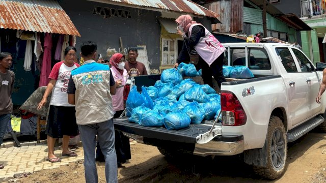 Petugas PLN yang tergabung dalam Yayasan Baitul Maal (YBM) PT PLN UP3 Kendari saat menyalurkan bantuan untuk korban banjir beberapa waktu lalu. (Istimewa)
