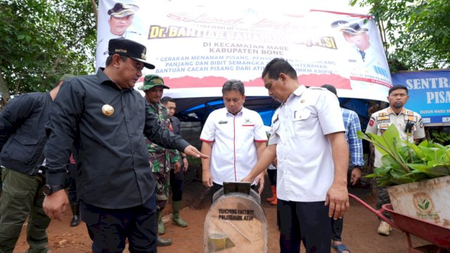 Pj Gubernur Bahtiar Serahkan Bantuan Alat Perajang Pisang untuk Kecamatan Mare