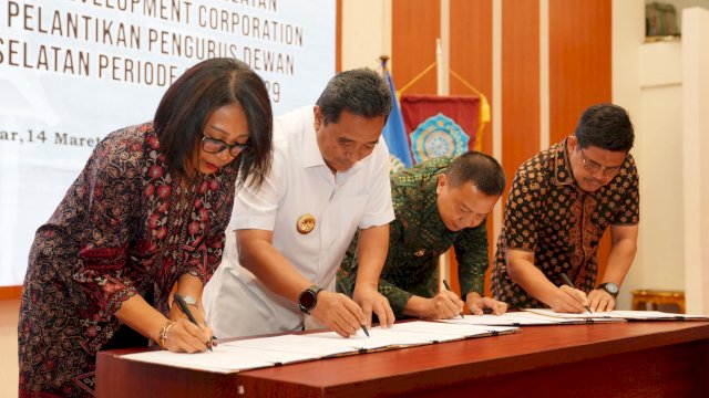 Pj Gubernur Sulsel Bahtiar Baharuddin, Business Development Director ITDC Ema Widiastuti, Bupati Kepulauan Selayar Muh Basli Ali dan Wakil Bupati Bulukumba Andi Edy Manaf, melakukan penandatanganan MoU KEK Bira - Takabonerate, Kamis (14/03/2024). (Istimewa)