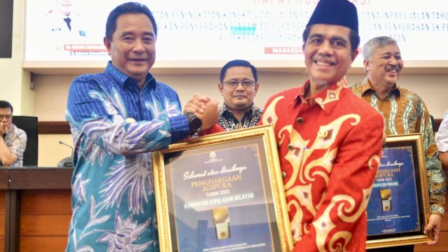 Pj Gubernur Sulsel Bahtiar Baharuddin, menyerahkan piagam penghargaan kepada Wakil Bupati Kepulauan Selayar Syaiful Arif, Jumat (15/03/2024). (Istimewa)