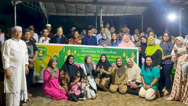 Wakil Bupati Kutai Timur, Kasmidi Bulang (baju kotak-kotak Biru-Hitam), bersama Kepala Desa Singa Gembara Kecamatan Sangatta Utara, Hamriani Kassa, dan puluhan warga berfoto bersama usai Buka puasa bersama, Ahad (16/03/2024). (Istimewa)