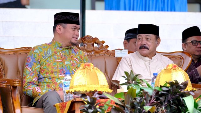 Bupati Gowa Adnan Purichta Ichsan bersama Wakilnya Abd Rauf Malaganni (Adnan-Kio) saat memberikan sambutan di sela-sela Safari Ramadan pertamanya di Desa Tonasa, Kecamatan Tombolopao, kemarin. (Dok. Humas Gowa)