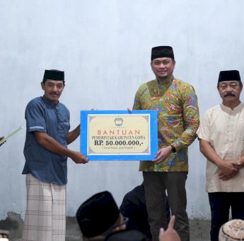 Safari Ramadan di Tombolo Pao, Adnan-Kio Beri Bantuan Pembangunan Masjid dan Alsintan