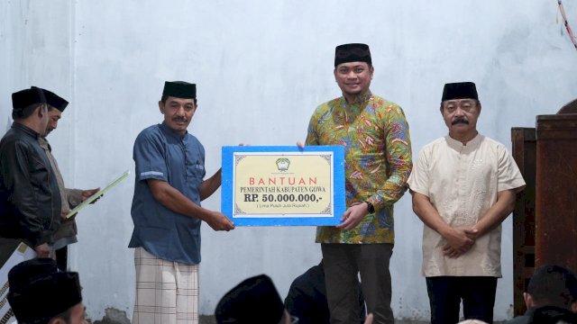 Bupati Gowa Adnan Purichta Ichsan bersama Wakilnya Abd Rauf Malaganni (Adnan-Kio) saat memberikan bantuan dana pembangunan Masjid Nurul Yaqin Mangngontong, Desa Tonasa, Kecamatan Tombolopao, di sela-sela Safari Ramadan, kemarin. (Dok. Humas Gowa)