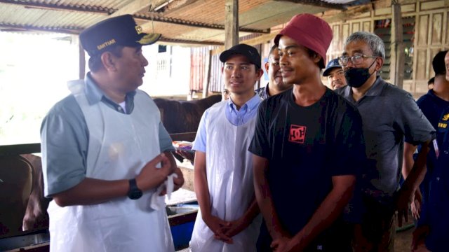 Pj Gubernur Sulsel Bahtiar Baharuddin, saat berbincang dengan peternak sapi di Kabupaten Maros, Sabtu (16/03/2024). (Istimewa)