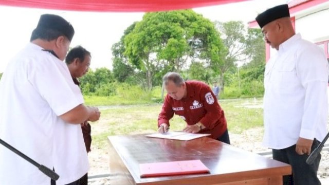 Bupati Kutai Kartanegara Edi Damansyah, melantik Pj Kades Long Beleh Modang Jeky Iskandar, Sabtu (16/03/2024). (Istimewa)