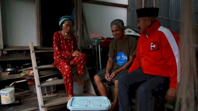 Bupati Kutai Kartanegara Edi Damansyah, menyerahkan bantuan paket Ramadan kepada warga Desa Perdana, Kecamatan Kembang Janggut, Jumat (15/03/2024). (Istimewa)