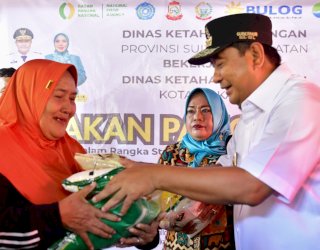 Buka Puasa di Lego-lego, Pj Gubernur Sulsel Bagikan Beras untuk Warga Kurang Mampu