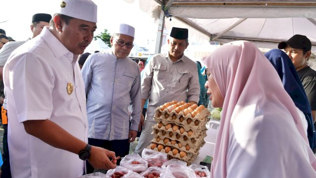 Pj Gubernur Sulsel Bahtiar Baharuddin didampingi Pj Sekda Sulsel dan Wali Kota Makassar Ramdhan Pomanto, melakukan peninjauan GPM di Taman BPJS Center Point of Indonesia (CPI), Ahad (17/03/2024). (Istimewa)