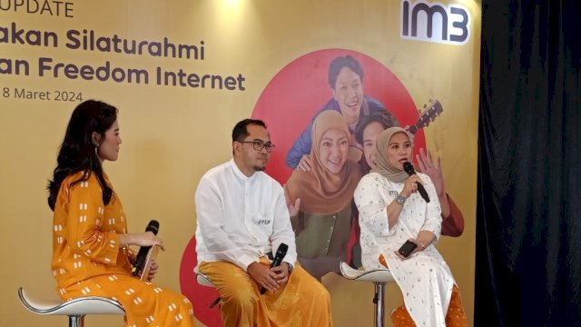 VP Head of Brand Communication IM3 Emyranti Purnama saat memberikan keterangan, di sela-sela Media Update Kampanye "Nyatakan Silaturahmi dengan Freedom Internet", di Mall Mari Makassar, Senin, (18/03/2024). (Dok. Chaerani/Republiknews.co.id)