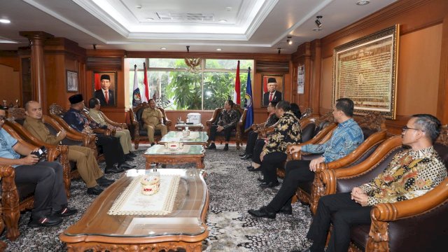 Ketua KPPU M. Fanshurullah Asa bersama anggotanya saat melakukan koordinasi dengan Mendagri Tito Karnavian di ruang kerjanya, kemarin. (Dok. KPPU)