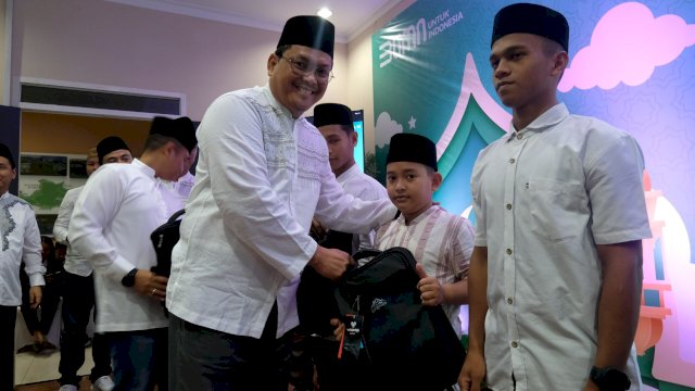 PLN UIP Sulawesi melalui UPP Sulawesi Utara memanfaatkan keberkahan di bulan Ramadan dengan berbagi bersama anak-anak Panti Asuhan Darul Istiqamah Manado, kemarin. (Dok. Humas PLN UIP Sulawesi)