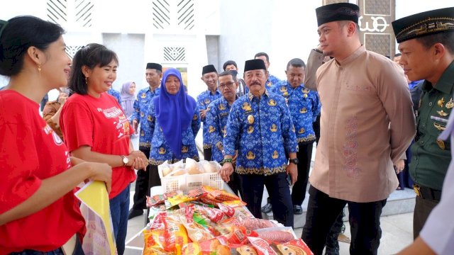 Bupati Gowa Adnan Purichta Ichsan didampingi Wakilnya Abd Rauf Malaganni saat meninjau pelaksanaan Pangan Murah, di Pelataran Masjid Agung Syekh Yusuf, Jalan Masjid Raya, Sungguminasa, kemarin. (Dok. Humas Gowa)