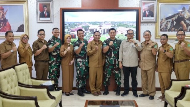 Asisten II Sekretariat Daerah Kutai Kartanegara (Kukar) Ahyani Fadianur Diani, foto bersama usai menerima kunjungan tim survei teknis kegiatan Latihan Integrasi Taruna Wreda (Latsitarda) Nusantara XLIV/2024 Yontarlat I Macan di wilayah Kukar. (Istimewa)