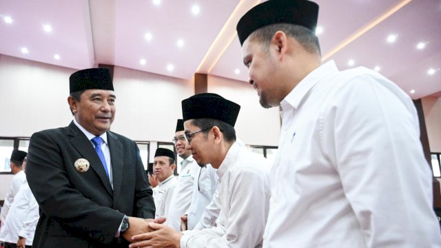Pj Gubernur Sulsel Bahtiar Baharuddin, saat melantik pengurus tiga Masjid milik Pemprov Sulsel, Senin (18/03/2024). (Istimewa)