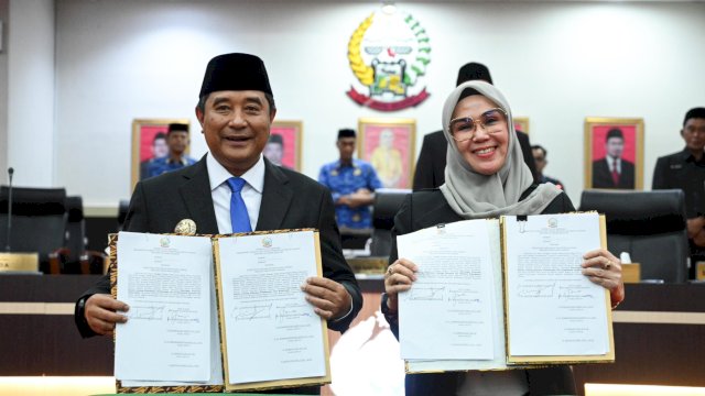 Pj Gubernur Sulsel Bahtiar Baharuddin, bersama Ketua DPRD Sulsel Andi Ina Kartika Sari, menandatangani Perda saat Rapat Paripurna DPRD Provinsi Sulsel, Senin (18/03/2024). (Istimewa)