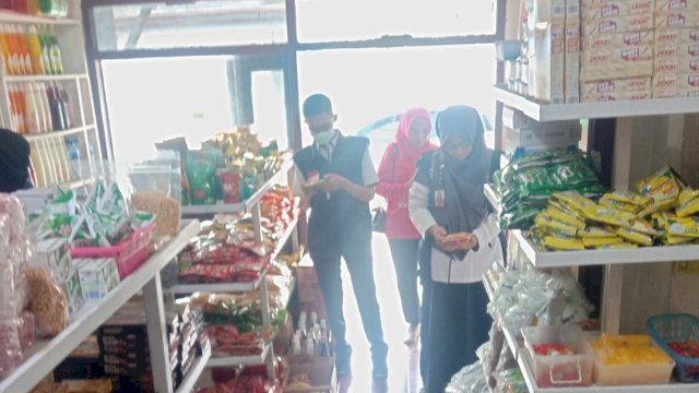 Petugas POM Baubau saat melakukan pengecekan makanan kemasan yang beredar di Toko-toko di Wangi-wangi Kabupaten Wakatobi. (Foto: Gayus Irawadi / Republiknews.co.id)
