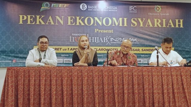 Perwakilan IFC Makassar Lily Gunawan (kedua kiri), Kepala BI Sulsel Rizki Ernadi Wimanda (kedua kanan), dan Marketing Communications Manager Claro Makassar Ricwan Wahyudi (kiri) saat menghadiri Prescon Trend Hijab Expo 2024, di Claro Hotel Makassar, Rabu, (20/03/2024). (Dok. Chaerani/Republiknews.co.id)