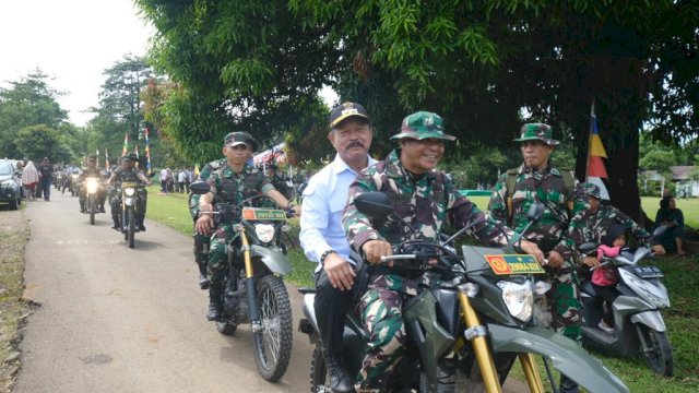 Wabup Gowa Abd. Rauf Malaganni saat menghadiri Penutupan TMMD Ke-119, di Lapangan Sepakbola Desa Panaikang, Kecamatan Pattalassang, kemarin. (Dok. Humas Gowa)