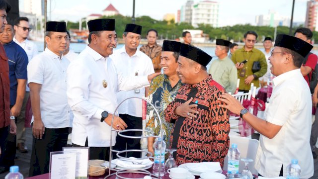 Pj Gubernur Sulsel Bahtiar Baharuddin, berbincang akrab dengan Forkopimda jelang buka puasa bersama di Kawasan Lego-lego CPI, Rabu (20/03/2024). (Istimewa)