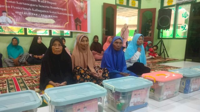 Warga pra sejahtera di Kelurahan Bukit Biru menerima bantuan sembako dari Bupati Kukar Edi Damansyah, Kamis (21/03/2024). (Istimewa)