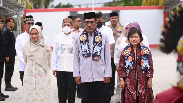 Bupati Luwu Utara Indah Putri Indriani saat mendampingi Kepala Kantor Wilayah Kementerian Hukum dan Ham Sulawesi Selatan, Liberti Sitinjak saat berkunjung ke Rutan Kelas B Masamba. Kamis (21/03/2024)