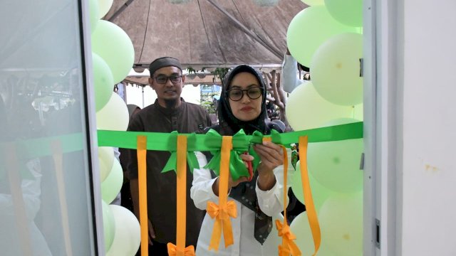 Bupati Luwu Utara Indah Putri Indriani menggunting pita saat meresmikan Sekolah Tahfizd Balita Ummi Masamba.Rabu (20/03/2024)
