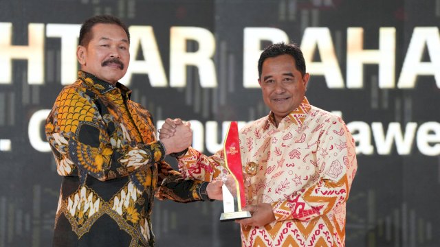 Jaksa Agung ST Burhanuddin, menyerahkan Tropi Penghergaan CNN Indonesia Awards, kepada Pj Gubernur Sulsel Bahtiar Baharuddin, Kamis (21/03/2024). (Istimewa)
