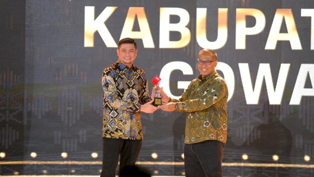 Bupati Gowa Adnan Purichta Ichsan saat menerima dua penghargaan pada CNN Awards 2024, di Phinisi Ballroom Hotel Claro Makassar, kemarin. (Dok. Humas Gowa)