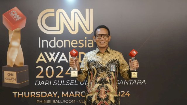 GM PLN UID Sulselrabar Moch. Andy Adchaminoerdin, saat menerima Dua penghargaan CNN Indonesia Awards 2024. (Istimewa)