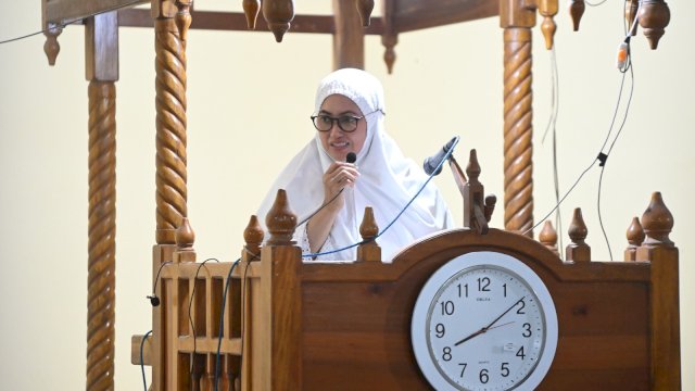 Bupati Luwu Utara Indah Putri Indriani saat safari ramadhan di salah satu masjid di Kecamatan Malangke Barat. (ist)