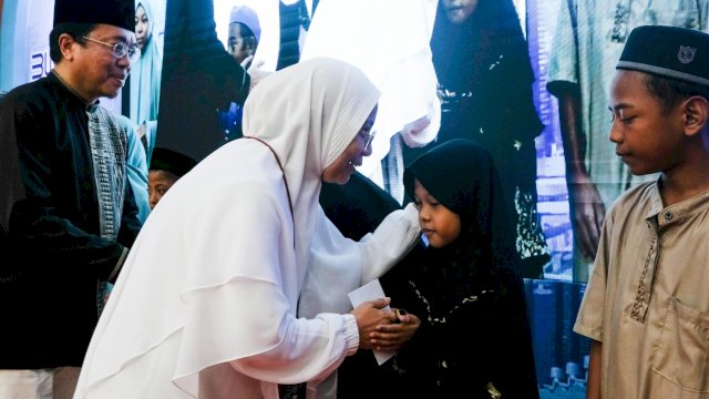 PT PLN UIP Sulawesi berkolaborasi dengan YBM PLN Berbagi Kebahagiaan Ramadan dengan berbuka puasa bersama, hingga pemberian santunan kepada anak yatim piatu dan dhuafa, kemarin. (Dok. Humas PLN UIP Sulawesi)