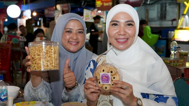 Pj Ketua TP PKK Sulsel Sofha Marwah Bahtiar, saat mempromosikan dagangan salah satu produk UMKM di Pasar Ramadan Mulo, Jumat (22/03/2024). (Istimewa)