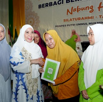 Pj Ketua PKK Sulsel Sofha Marwah Serahkan Bantuan Al Qur&rsquo;an untuk Pesantren Putri Ummul Mukminin