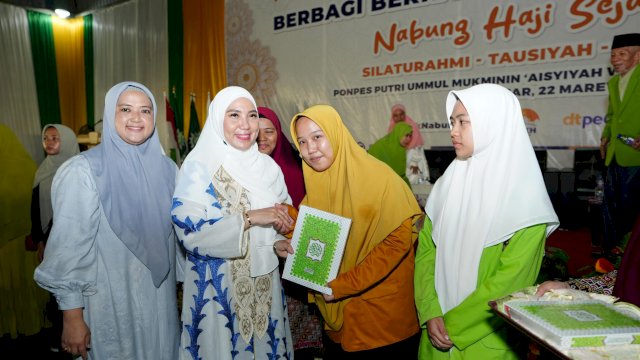 Pj Ketua Tim Penggerak PKK Sulsel Sofha Marwah Bahtiar, menyerahkan bantuan 100 kitab suci Al Qur&rsquo;an kepada Pesantren Putri Ummul Mukminin Aisyiyah, Jumat (22/03/2024). (Istimewa)
