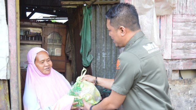 Sekretaris Dinas Budpar Sulsel Andi Munawir, membagikan bingkisan Ramadan kepada masyarakat, Jum&rsquo;at (22/03/2024). (Istimewa)