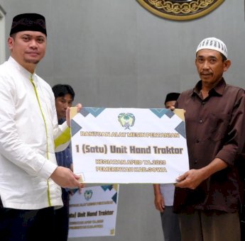 Adnan-Kio Beri Bantuan Pembangunan Masjid dan Alat Pertanian di Tompobulu