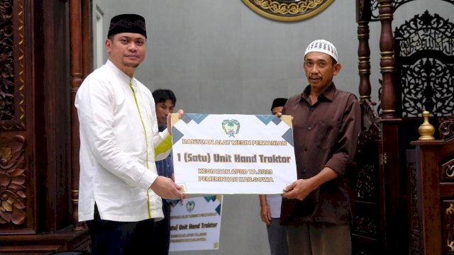 Bupati Gowa, Adnan Purichta Ichsan saat memberikan batuan alat pertanian kepada petani di sela-sela Safari Ramadan, di Kecamatan Tompobulu, kemarin. (Dok. Humas Gowa)