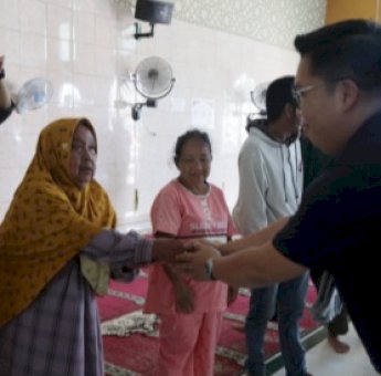 Rendi Solihin Salurkan Bantuan ke Ratusan Warga Pra Sejahtera Desa Tuana Tuha