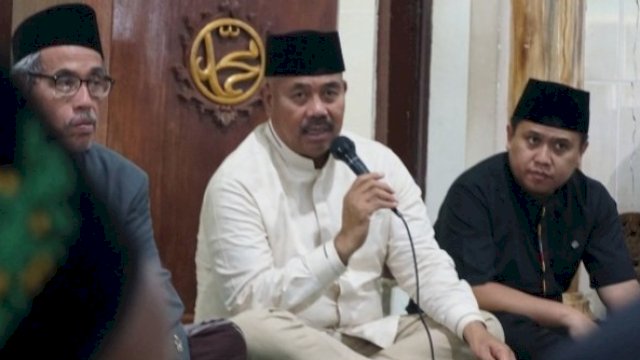 Bupati Kukar Edi Damansyah, memberikan sambutan saat mengikuti Salat Tarwih berjamaah di Masjid Nur Hidayah, Kelurahan Mangkurawang, Kecamatan Tenggarong, Sabtu (23/03/2024). (Istimewa)
