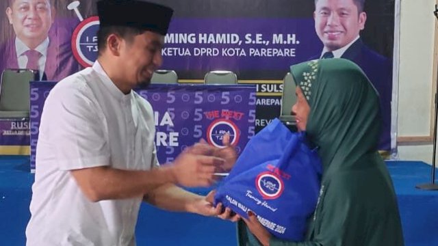 Ket : Tasming Hamid (TSM) saat membagikan Paket Ramadan ke Warga Ujung Sabbang 