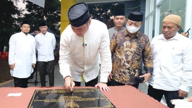 Bupati Gowa, Adnan Purichta Ichsan bersama Wakilnya Abdul Rauf Malaganni (kedua kanan) saat meresmikan Pos Pelayanan Publik (PPP), di Kantor Kecamatan Tompobulu, kemarin. (Dok. Humas Gowa)