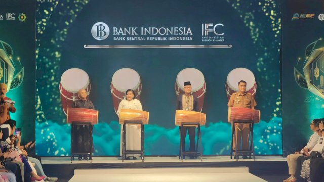 Kepala Perwakilan Bank Indonesia Provinsi Sulawesi Selatan Rizki Ernadi Wimanda (Kedua kanan) saat menghadiri Pembukaan Pesyar Sulsel 2024, di Sandeq Ballroom, Hotel Claro Makassar, Senin, (25/03/2024). (Dok. Istimewa)