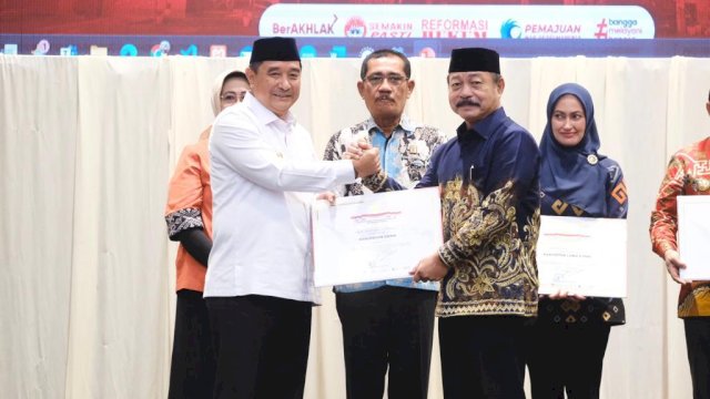 Wabup Gowa Abd Rauf Malaganni saat menerima penghargaan KKP HAM Tahun 2023, di Claro Hotel Makassar, kemarin. (Dok. Humas Gowa)