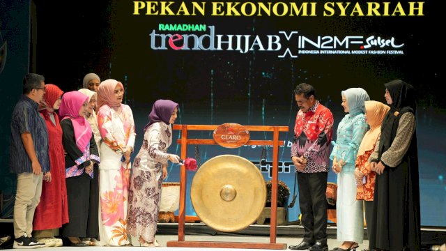 Pj Ketua Dekranasda Sulsel Sofha Marwah Bahtiar, memukul Gong pembukaan Trend Hijab Ekspo 2024, Sabtu (23/03/2024). (Istimewa)
