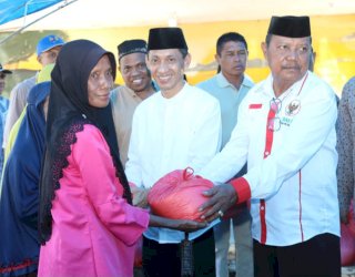Gandeng Baznas, Bupati Haliana Serahkan Bantu Beras Kepada Lansia di Pulau Tomia