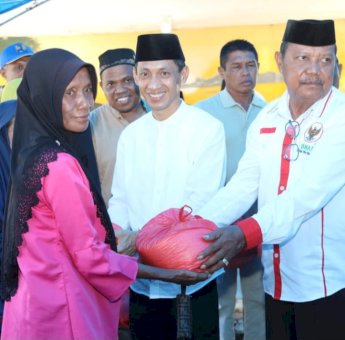 Gandeng Baznas, Bupati Haliana Serahkan Bantu Beras Kepada Lansia di Pulau Tomia