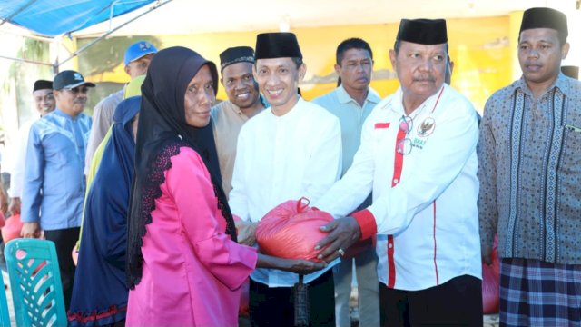 Bupati Wakatobi, Haliana, di dampingi anggota Baznas, H. La Djiumu, saat menyalurkan bantuan. (Istimewa)