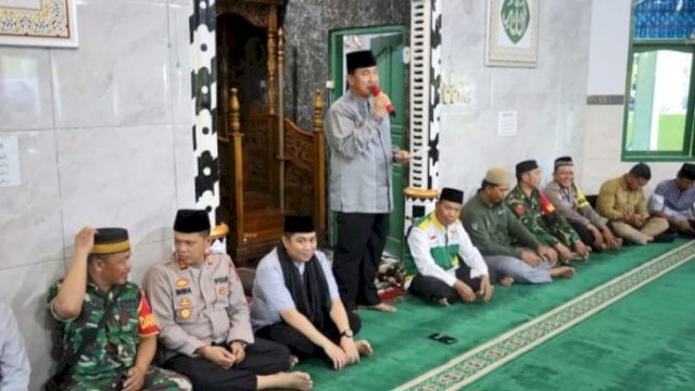 Sekda Kukar, Sunggono, saat memberikan sambutan kepada masyarakat Kecamatan Anggana. (Istimewa)
